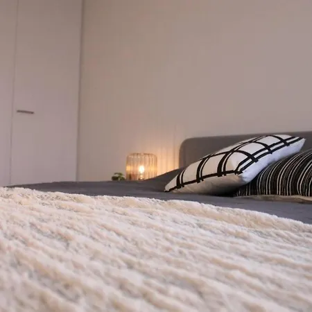 Perfect Location Near Harbor + Free Parking! *